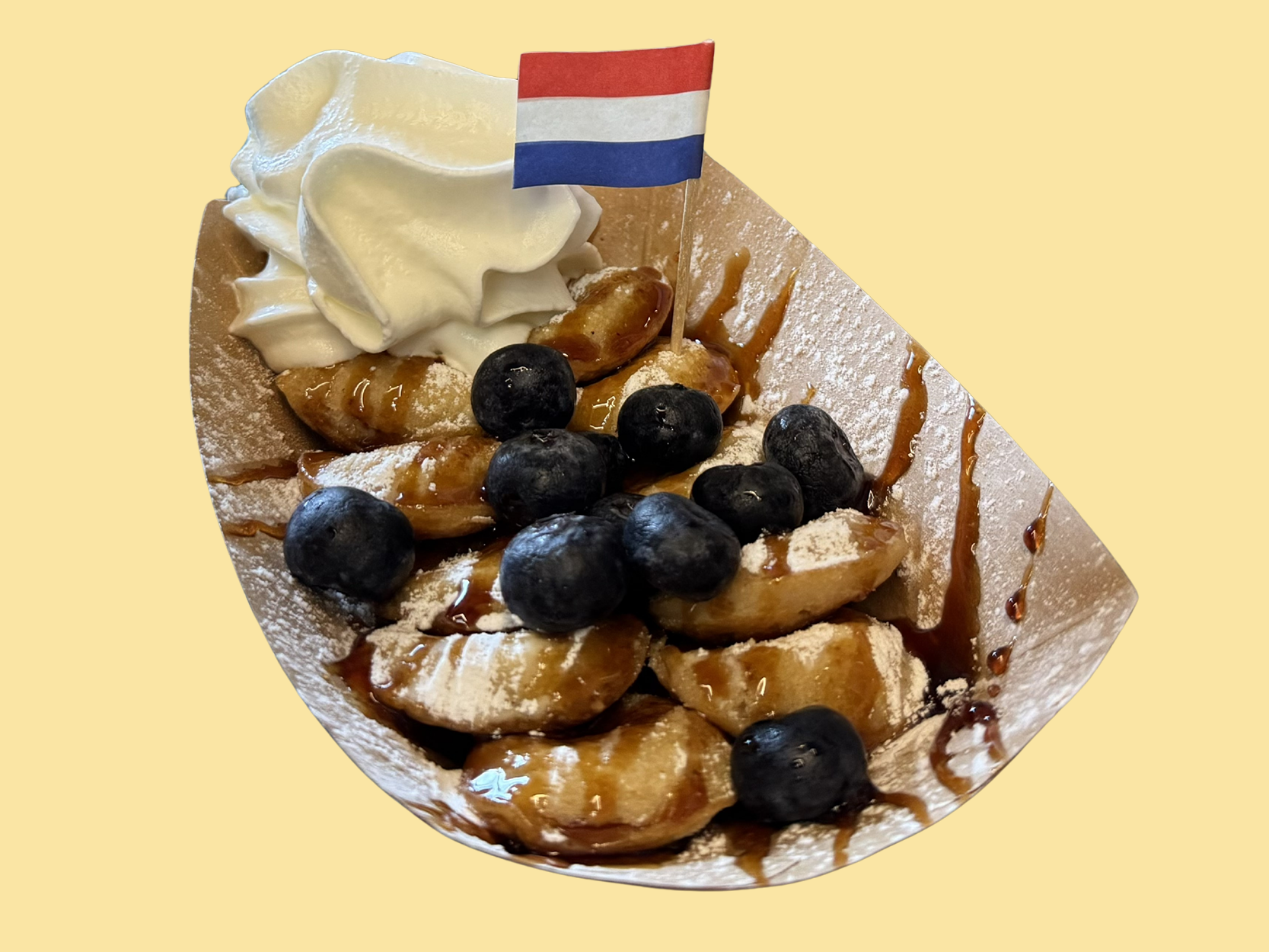 Poffertjes малка порция с карамел, боровинки, пудра захар, сметана